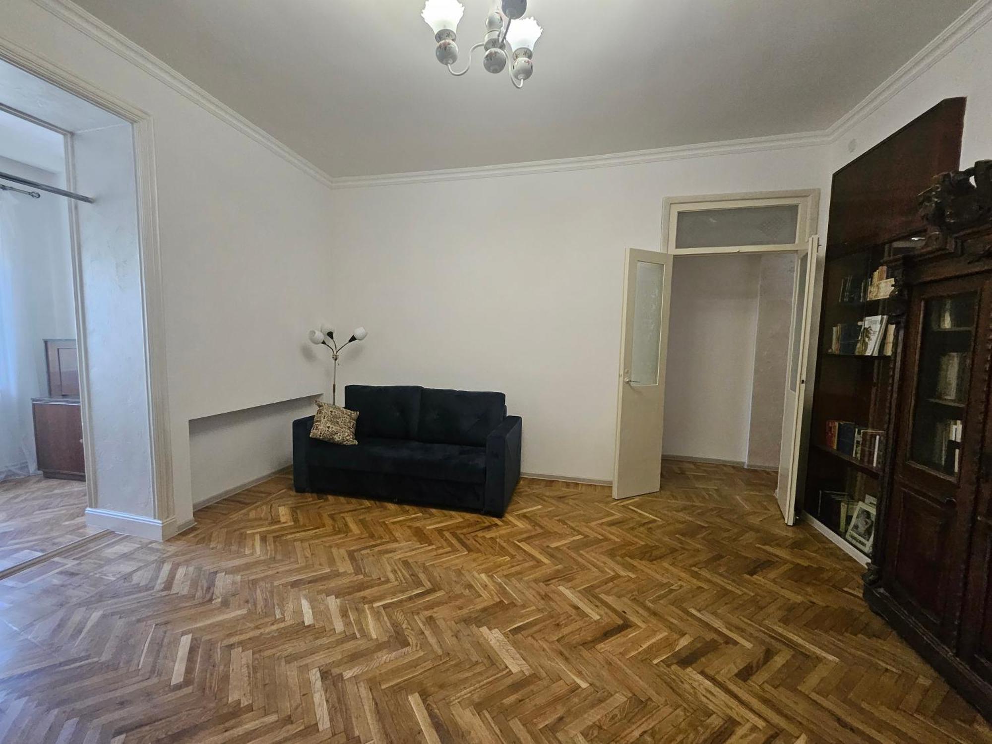 Retro Style Rent A Whole In The Center Of Apartment