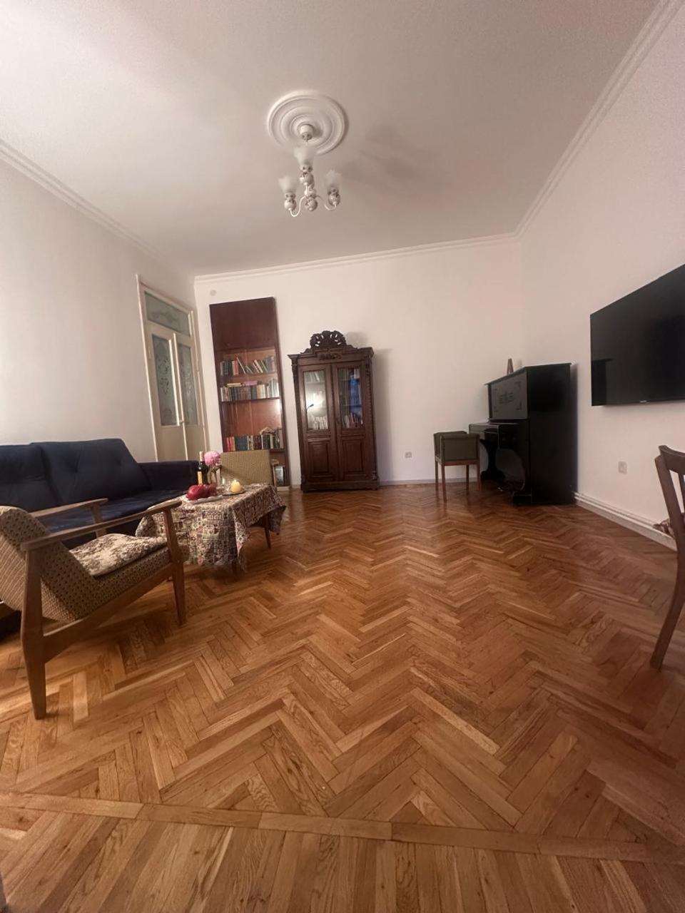 Retro Style Rent A Whole In The Center Of Apartment *