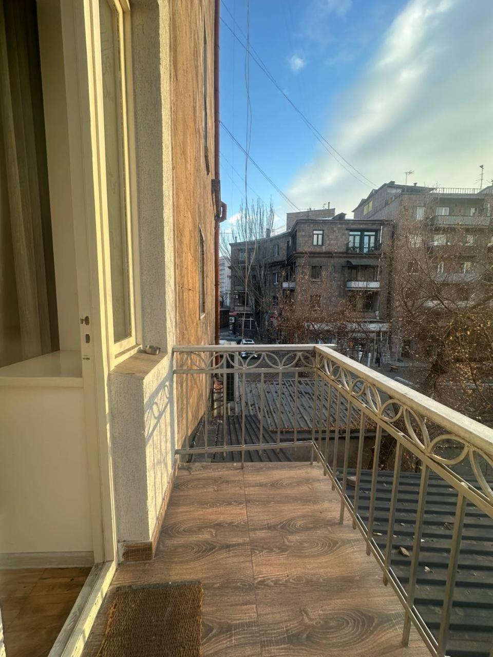Retro Style Rent A Whole In The Center Of Apartment