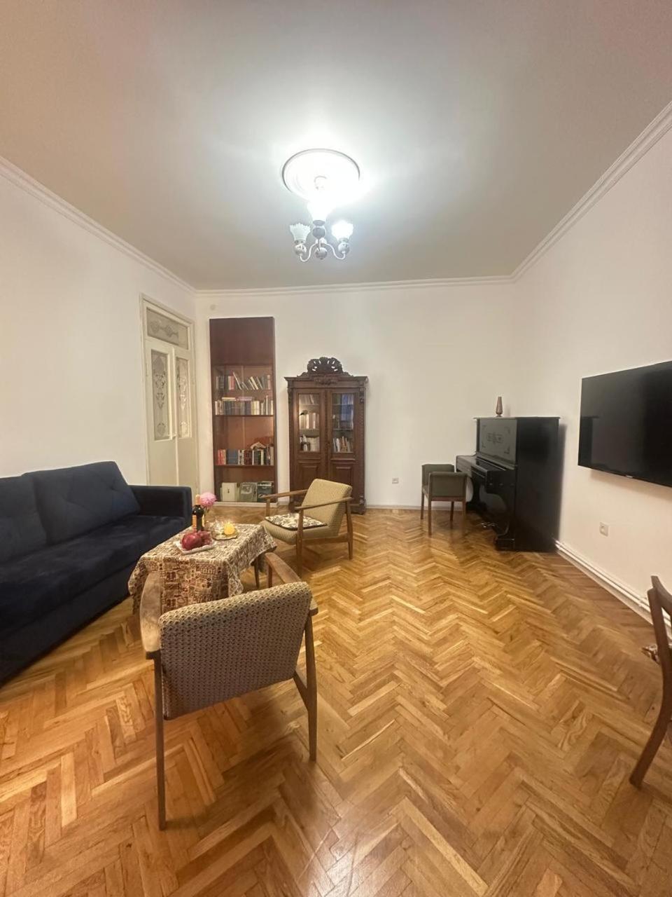 Retro Style Rent A Whole In The Center Of Apartment *